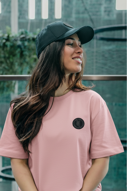 Model roze Wolvik tshirt met kleine PVC badge