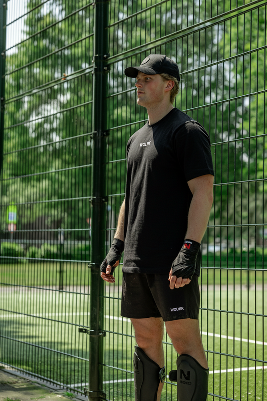 Model schoon zwart tshirt met cap