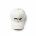 WOLVIK witte cap voorkant flat lay